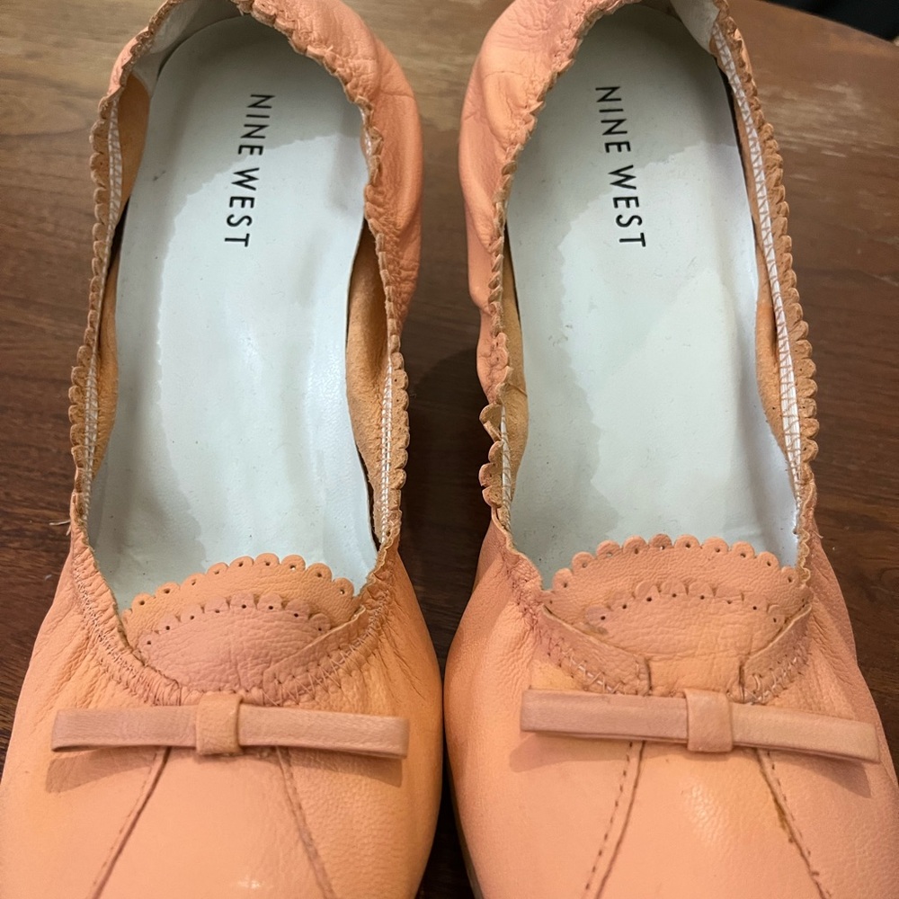 Vintage Nine West peach baller flats with kitten heel 8 1/2.